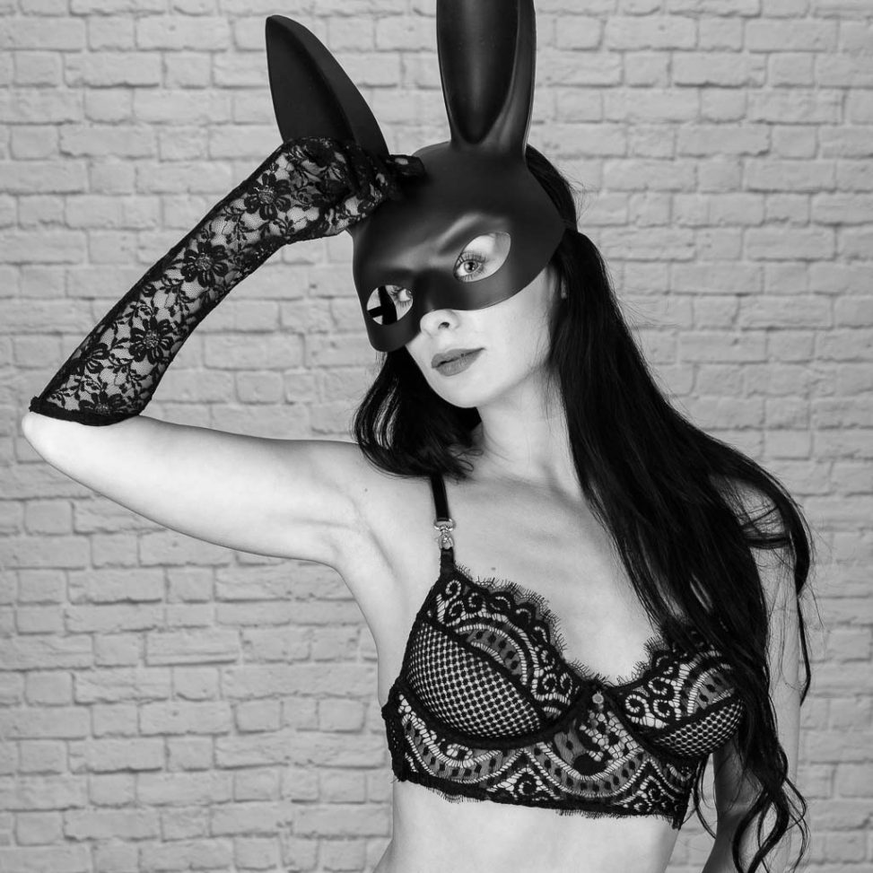 Irena en bunny et lingerie noir