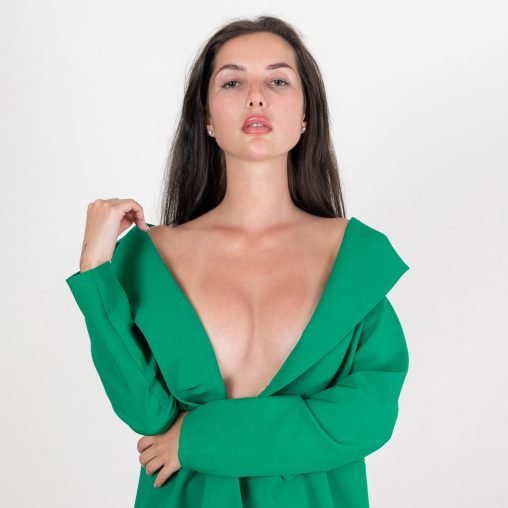 Marina avec un blazer vert pomme