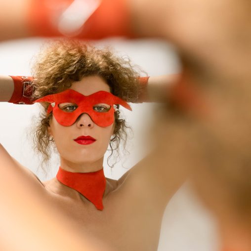 Portrait de Curlyandblond avec un masque en cuir rouge par tbophoto.fr