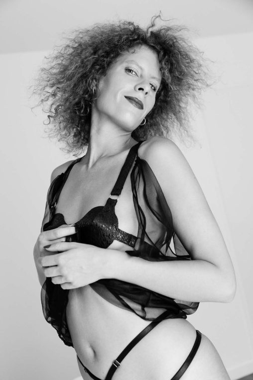 Portrait de Curlyandblond dans une lingerie en cuir noire