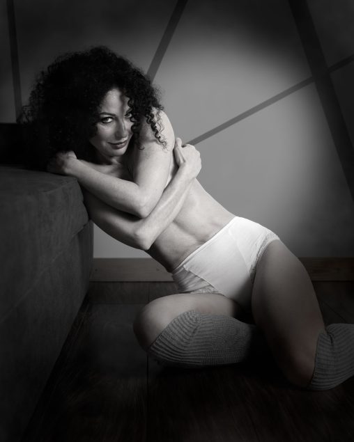 Photo en noire et blanc de Zelozela en lingerie blanche