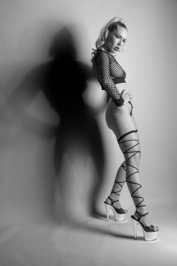 Marlène sexy en resille et string