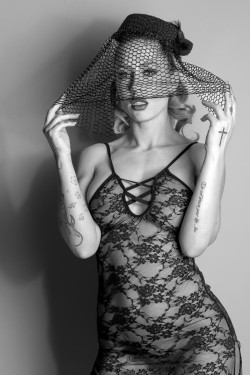 Marlène dans une robe en dentelle transparente