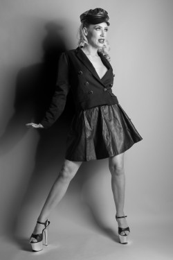 Marlène en tailleur et jupe en cuir noir